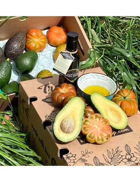 Mediterranes Paket mit Avocados, Tomaten und Olivenöl