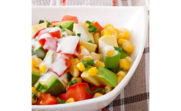 Ensalada de lechuga, aguacate y mango