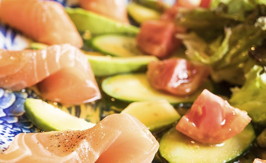 Ceviche au saumon, à l'avocat et à la mangue